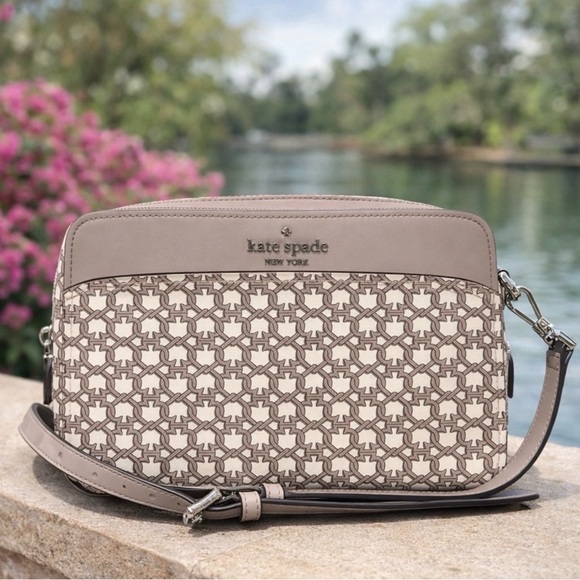 kate spade Handbags - Kate Spade New York Spade Link Camera Crossbody Bag EUC